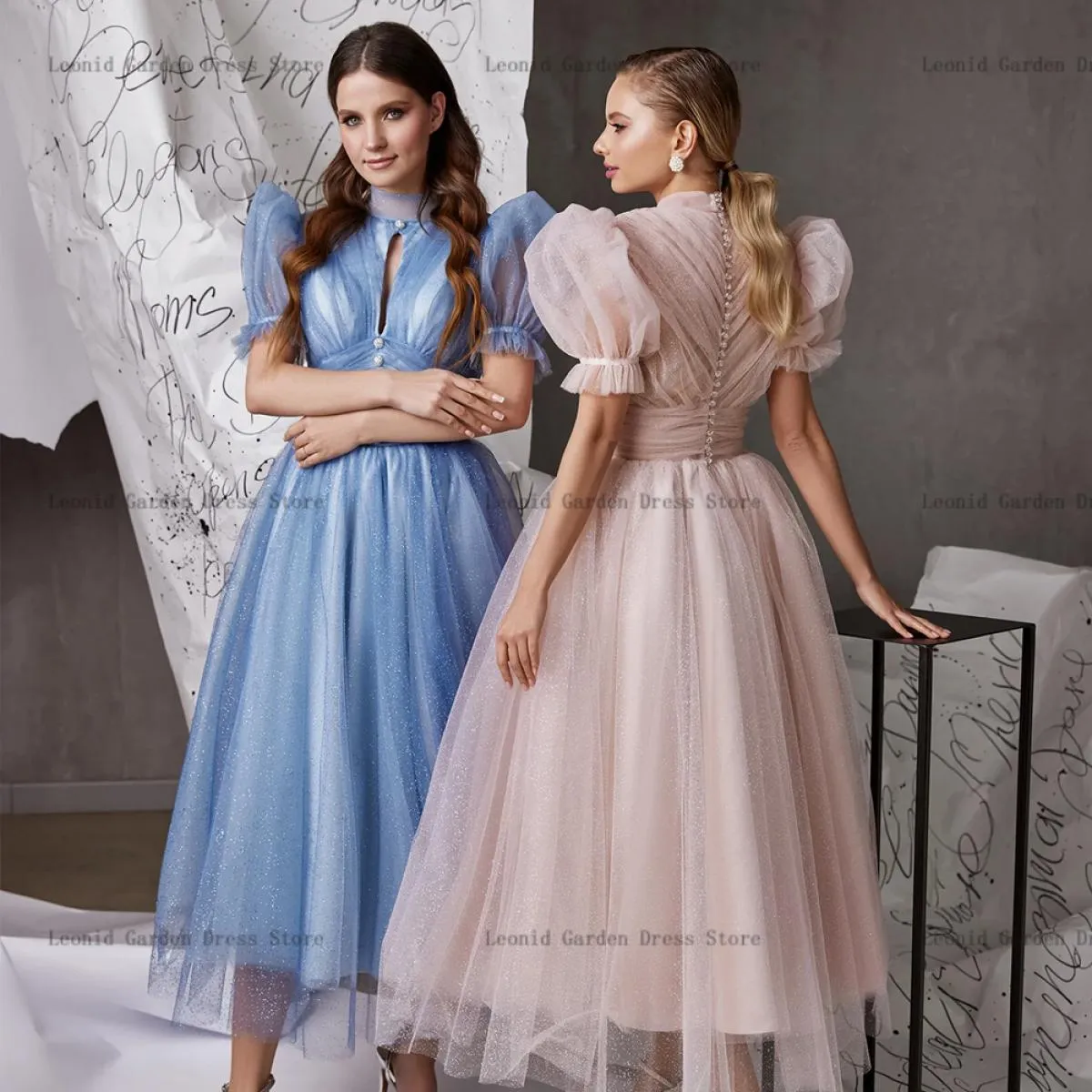 Abiti da ballo blu glitterati 2023 Collo alto maniche corte a sbuffo Abiti da sera formali Piega lunghezza tè Aline Tulle فساتي
